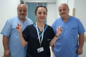 AYNI HASTANEDE ÇALIŞAN İKİZLERİ GÖRENLER 'GÖZLERİNİ OVALIYOR' 54 YAŞINDAKİ TEK YUMURTA İKİZLERİNİ PERSONEL, HASTA VE HASTA YAKINLARI AYIRT EDEMİYOR
