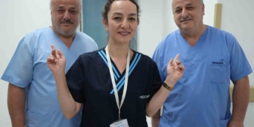 AYNI HASTANEDE ÇALIŞAN İKİZLERİ GÖRENLER 'GÖZLERİNİ OVALIYOR' 54 YAŞINDAKİ TEK YUMURTA İKİZLERİNİ PERSONEL, HASTA VE HASTA YAKINLARI AYIRT EDEMİYOR