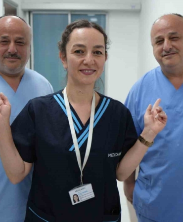 AYNI HASTANEDE ÇALIŞAN İKİZLERİ GÖRENLER 'GÖZLERİNİ OVALIYOR' 54 YAŞINDAKİ TEK YUMURTA İKİZLERİNİ PERSONEL, HASTA VE HASTA YAKINLARI AYIRT EDEMİYOR