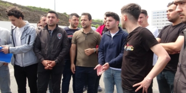 TAŞERON FİRMASINA BAĞLI ÖZEL GÜVENLİK GÖREVLİLERİ 3 AYDIR MAAŞ ALAMIYOR ÖZEL GÜVENLİK GÖREVLİLERİ: " ÖNÜMÜZ BAYRAMKEN ÇOCUĞUMUZA BİR ÇİFT AYAKKABI ALAMAYACAK HALE GELDİK"