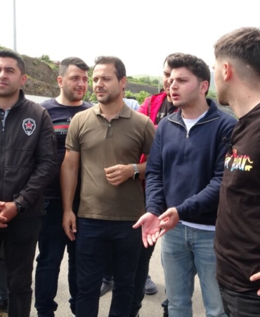 TAŞERON FİRMASINA BAĞLI ÖZEL GÜVENLİK GÖREVLİLERİ 3 AYDIR MAAŞ ALAMIYOR ÖZEL GÜVENLİK GÖREVLİLERİ: " ÖNÜMÜZ BAYRAMKEN ÇOCUĞUMUZA BİR ÇİFT AYAKKABI ALAMAYACAK HALE GELDİK"