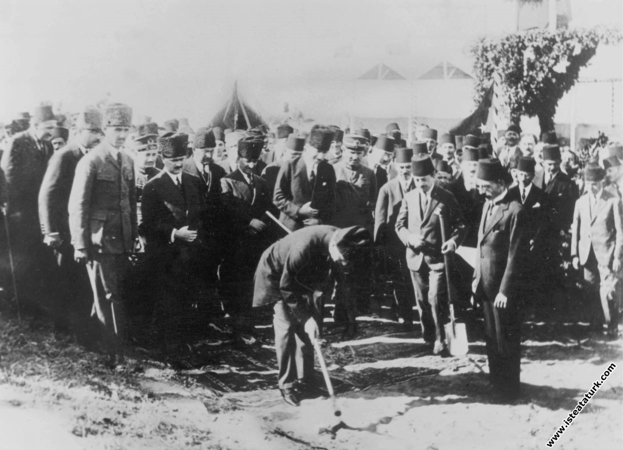 Mustafa Kemal Atatürk Samsun Çarşamba Demiryolu İnşaatı'nı başlatan ilk kazmayı vururken. (21.09.1924)